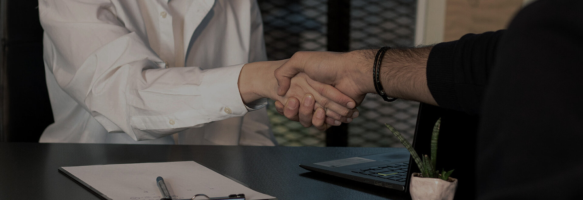Zwei Personen schüttelt die Hände
