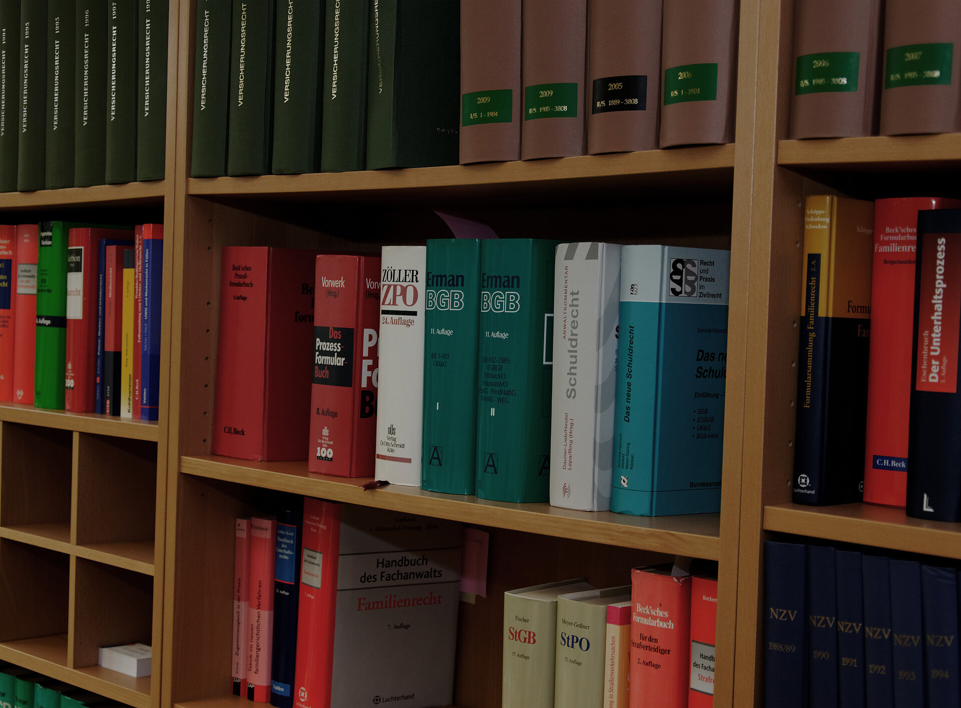 EIn Bücherregal mit Büchern zu verschiedenen Rechtsgebieten