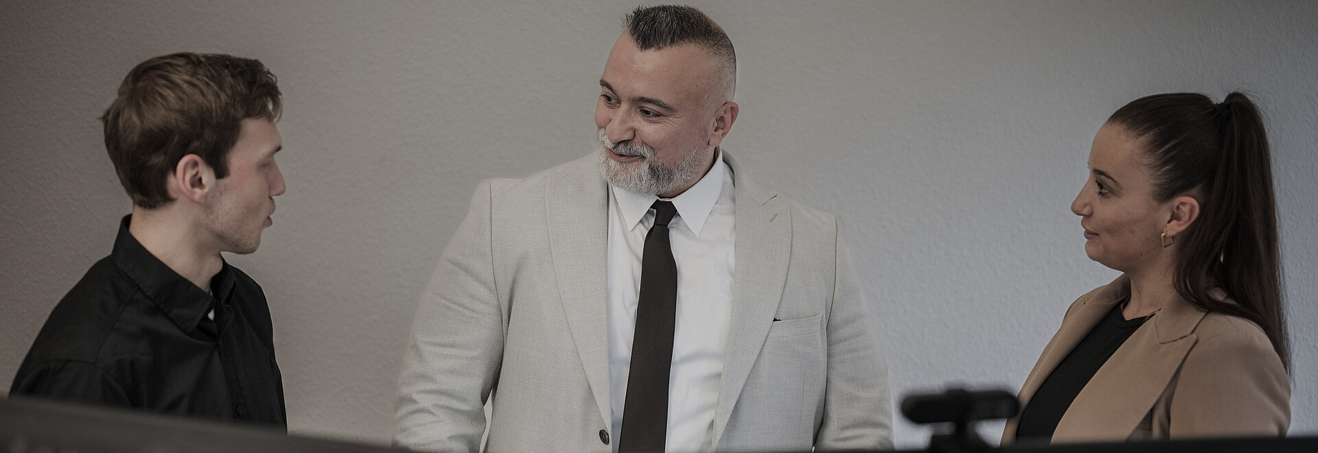 Drei Personen unterhalten sich