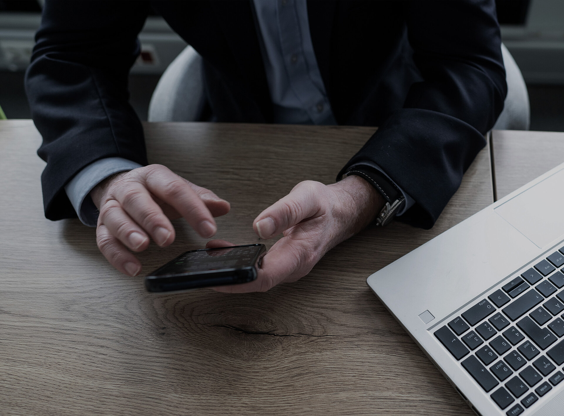 Nahaufnahme einer Person am Smartphone