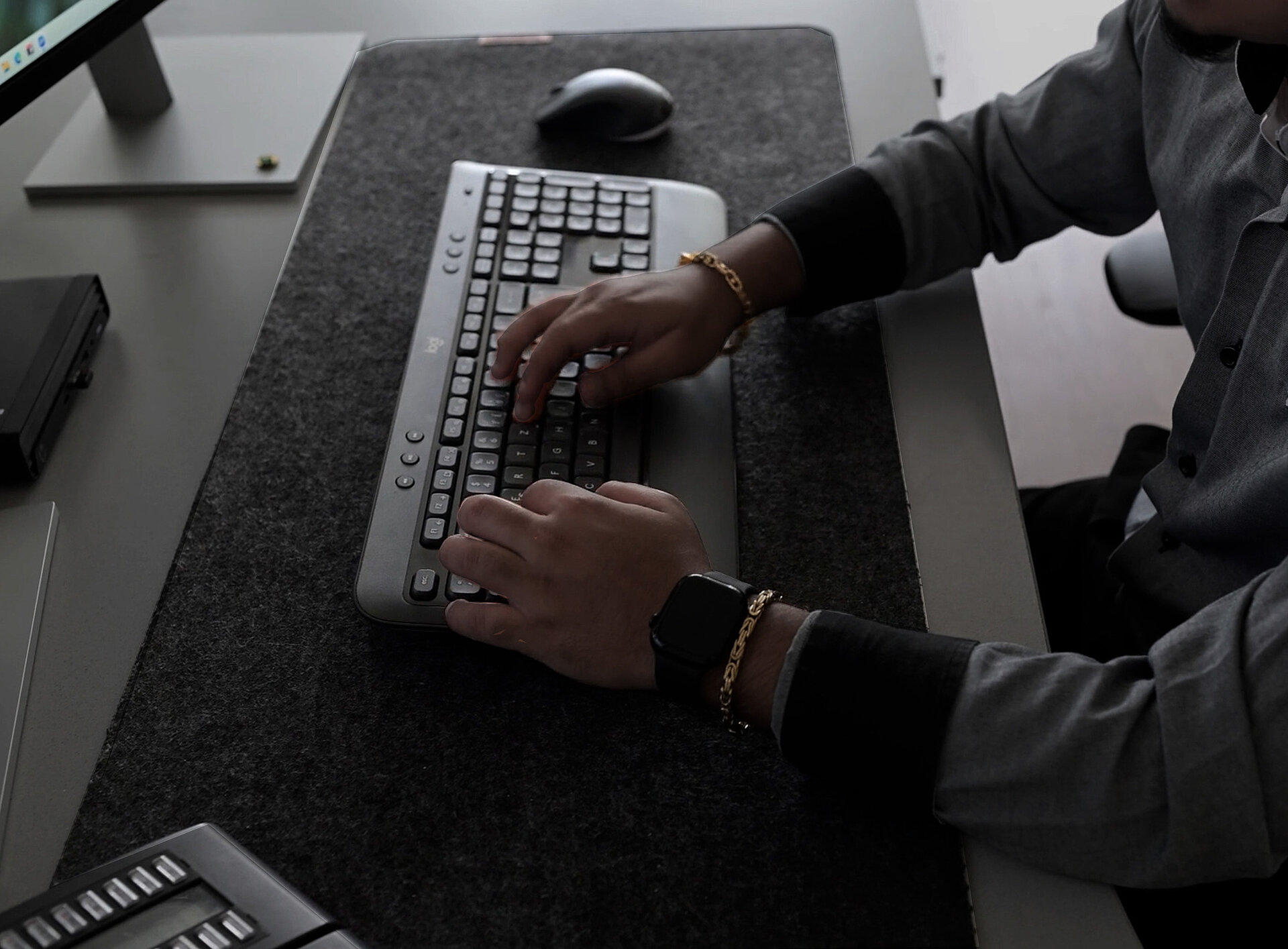 Nahaufnahme von Händen die auf einer Tastatur tippen