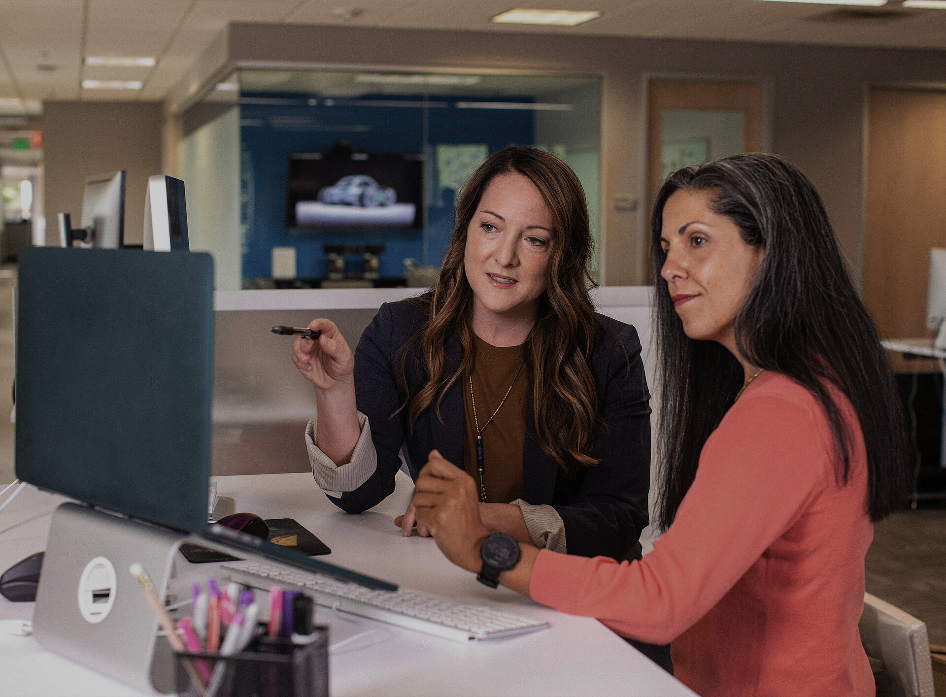 Zwei Frauen unterhalten sich vor einem Laptop
