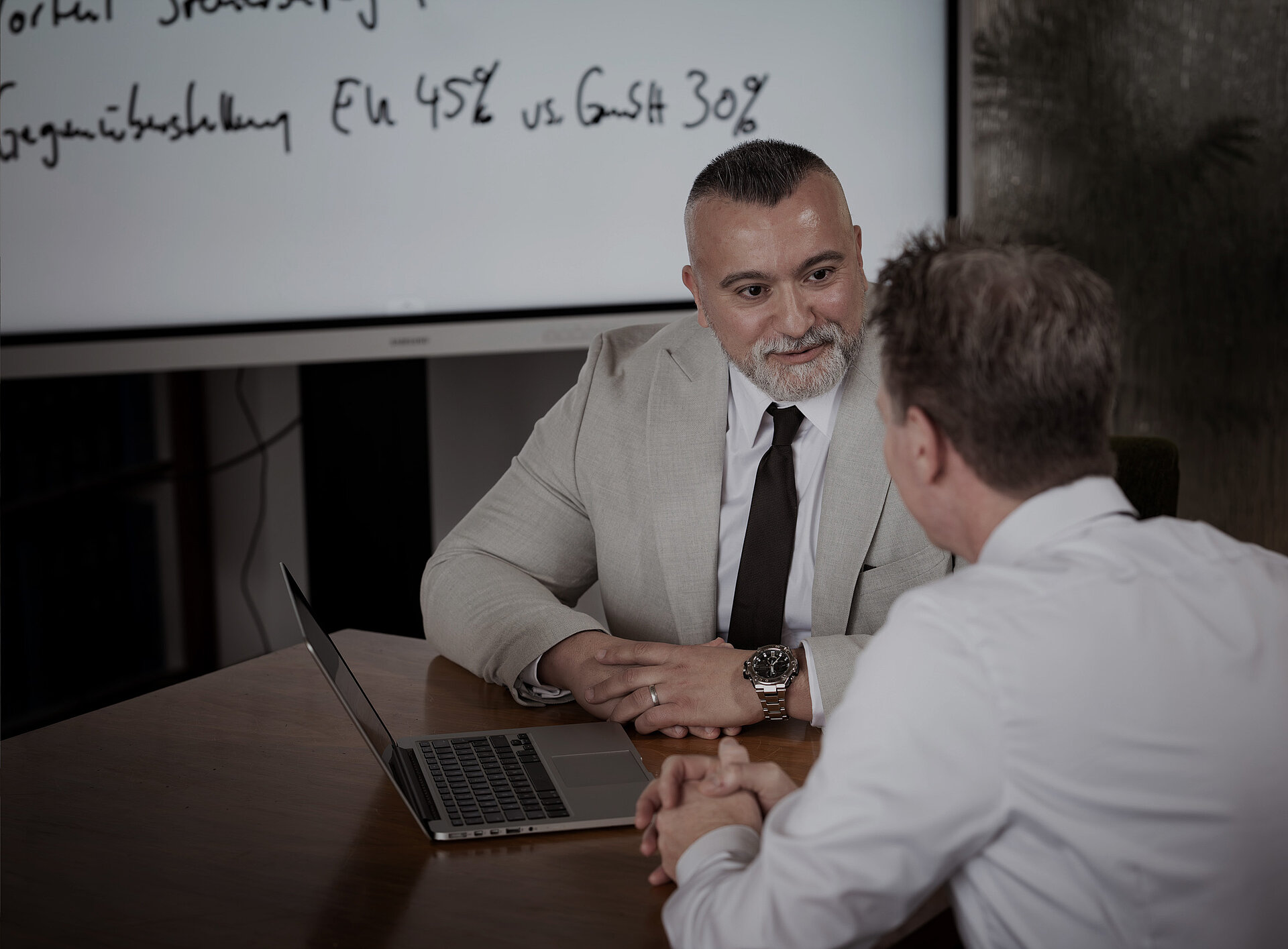 Gespräch zwischen zwei Mitarbeitern