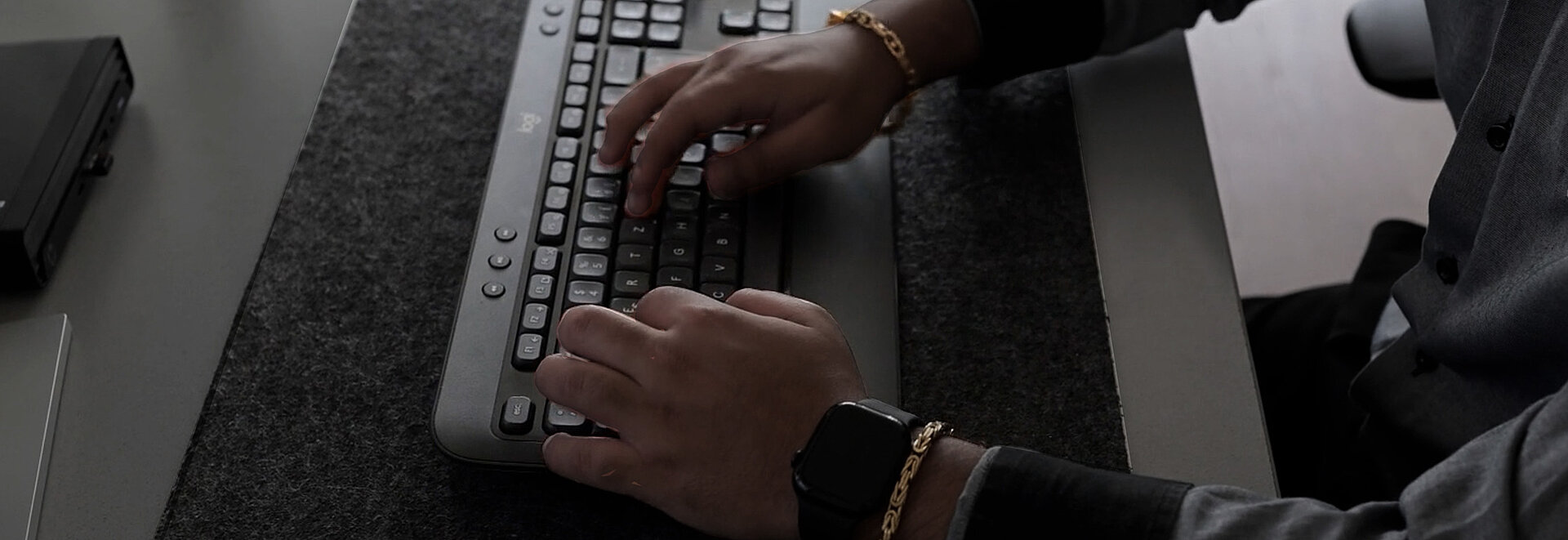 Nahaufnahme von Händen auf einer Tastatur