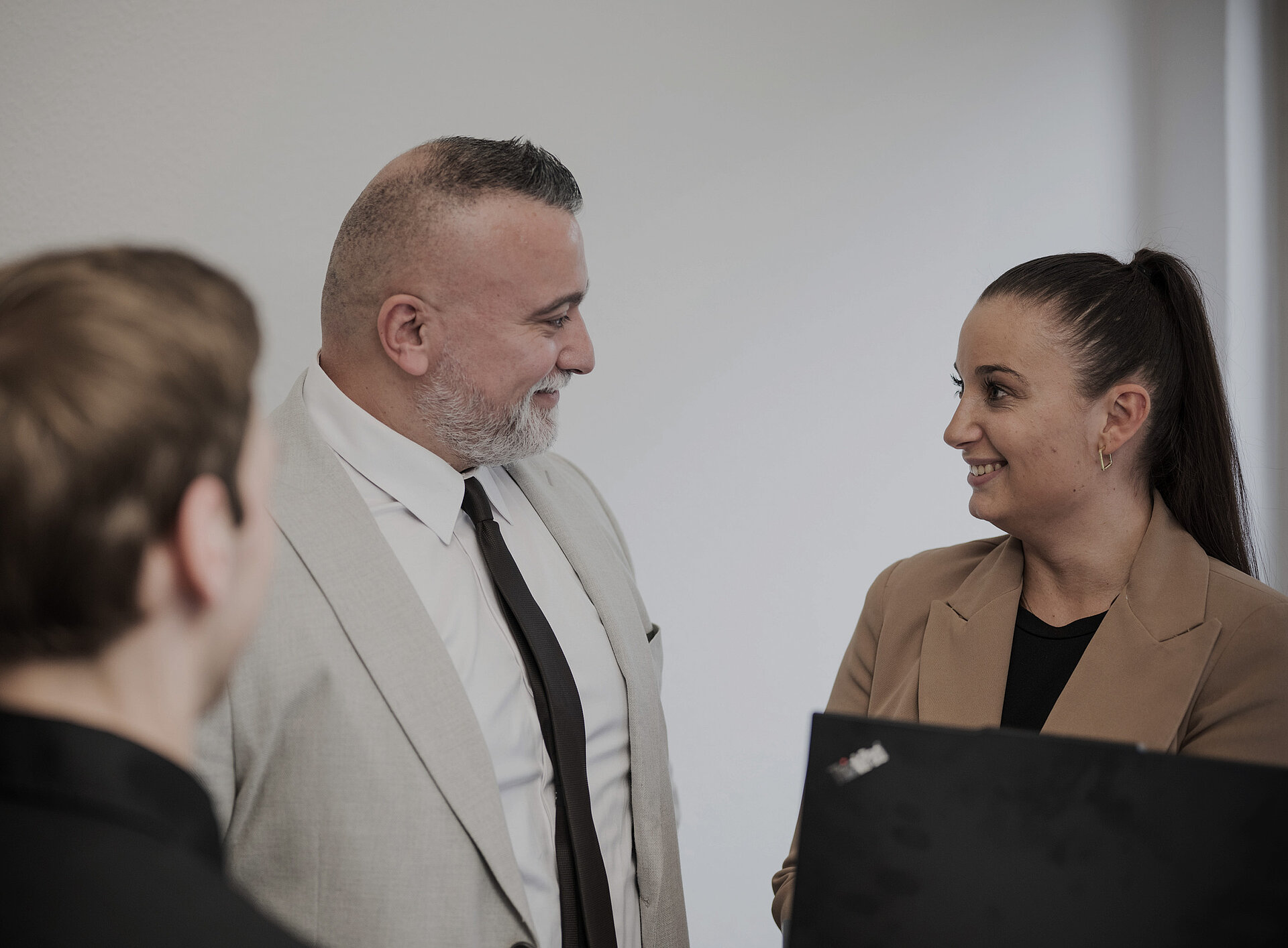 Drei Steuerberater besprechen sich