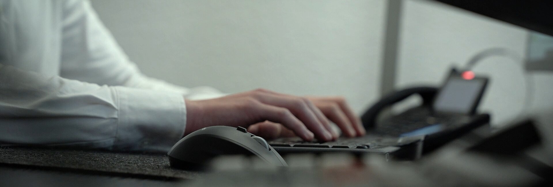 Jemand tippt etwas auf einer Tastatur