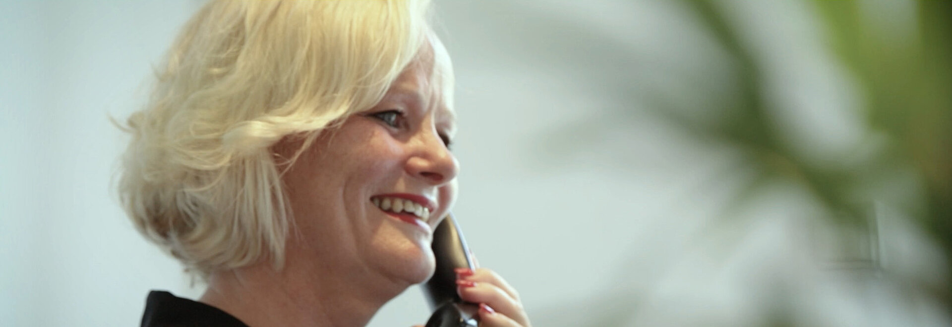 Eine Dame telefoniert.