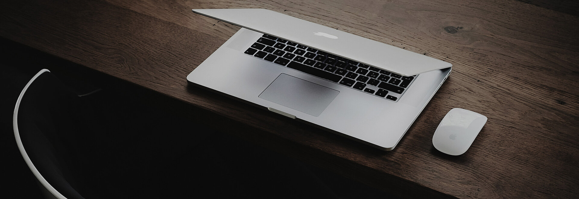 Ein Macbook liegt auf einem Schreibtisch
