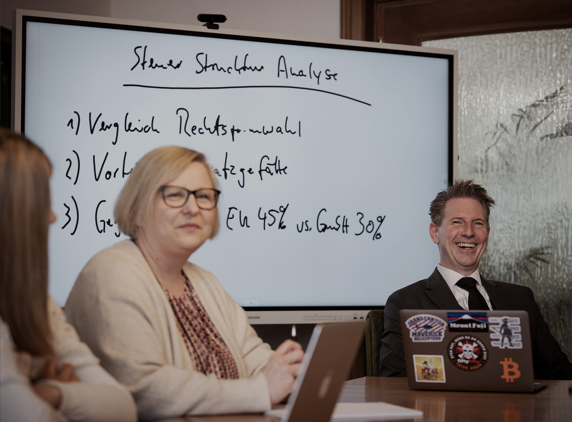 Steuerberater vor einer digitalen Tafel