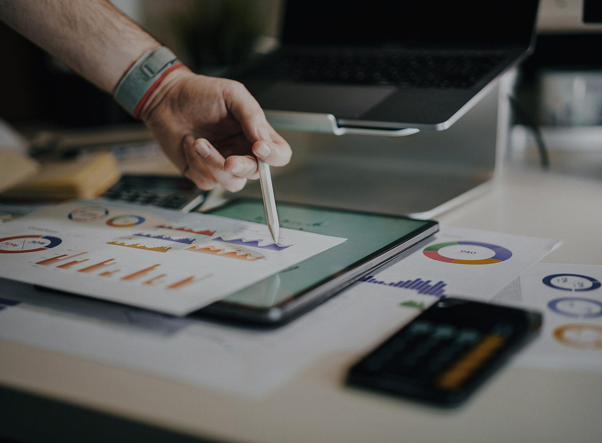 Verschiedene Diagramme auf Papier und ein Tablet