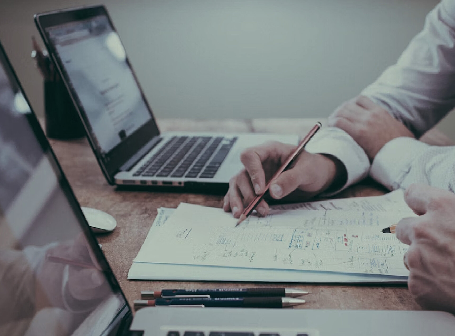 Jemand notiert etwas auf Papier