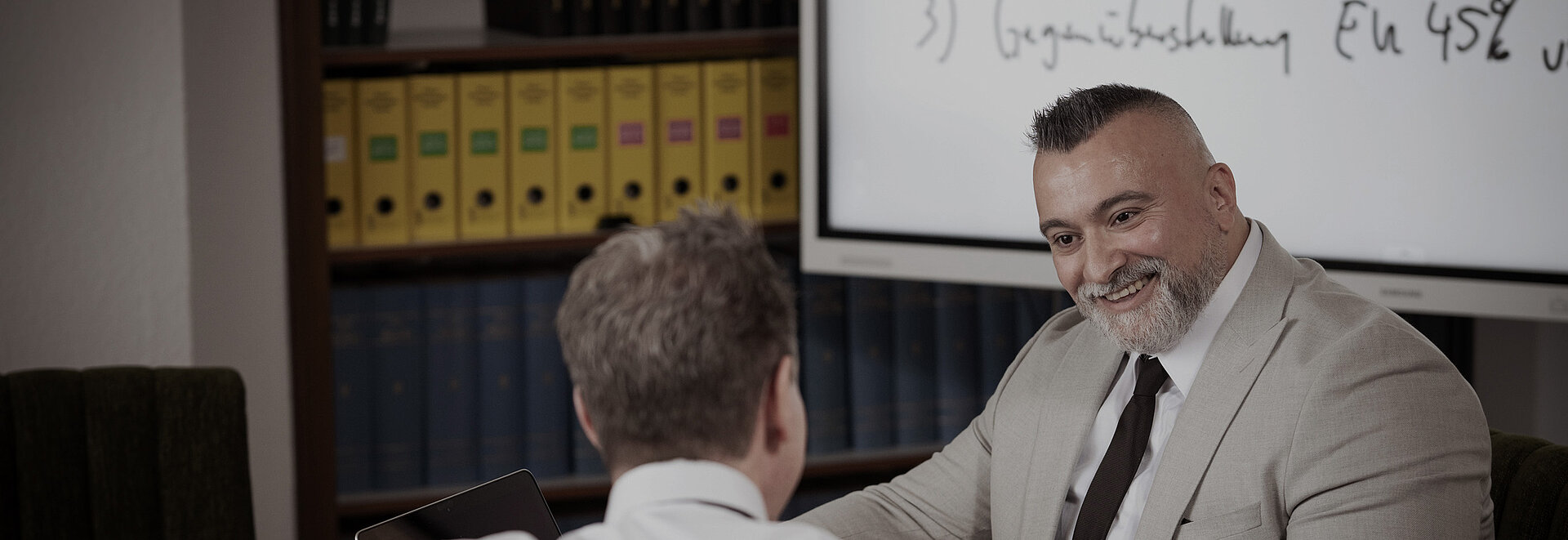 Mitarbeiter von Franke & Partner bei der Besprechung