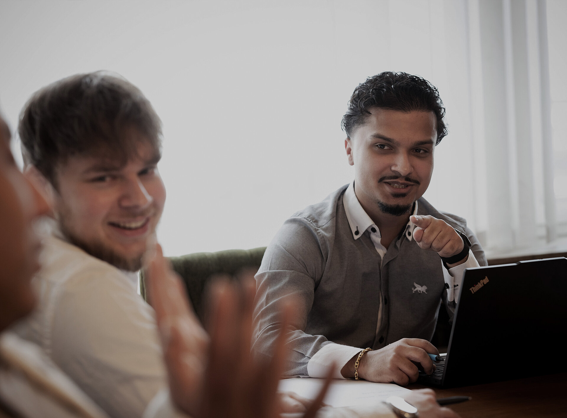 Eine Person sitzt am Laptop