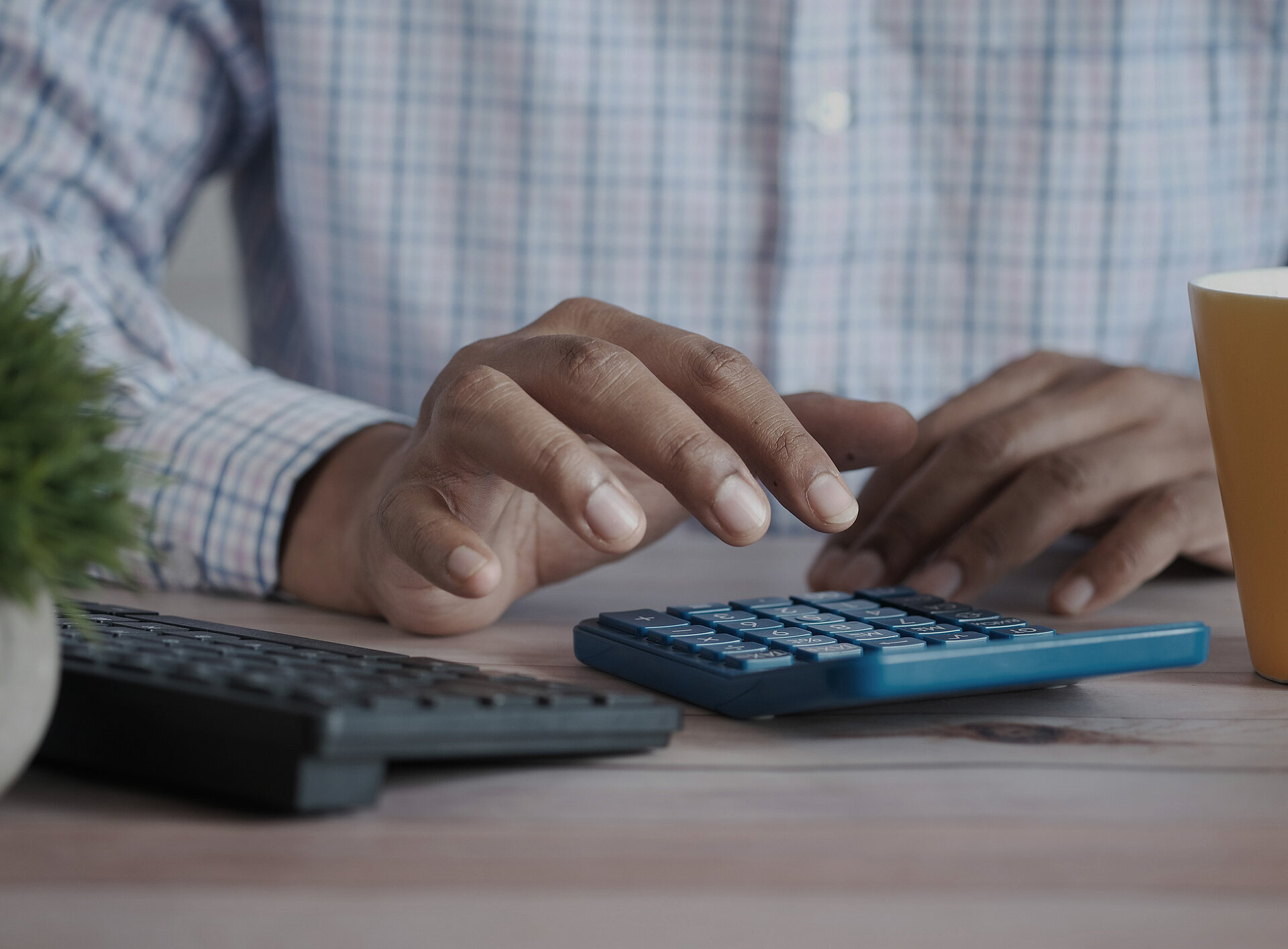 Jemand tippt etwas in einen Taschenrechner