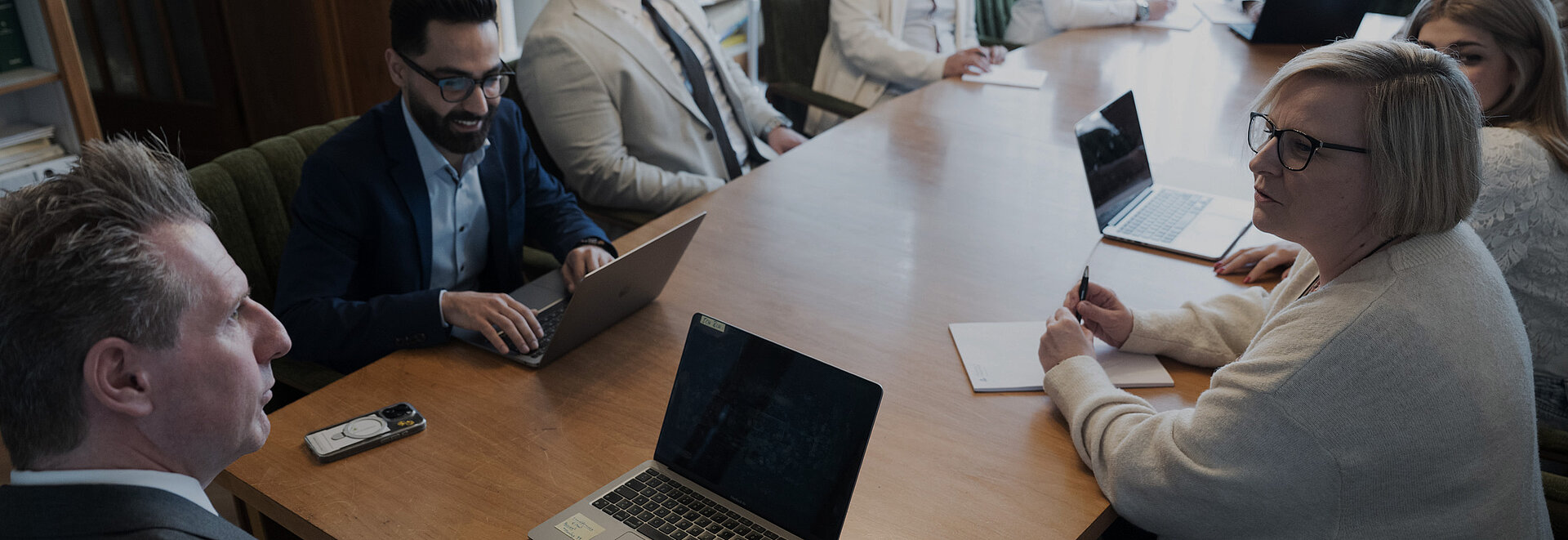Eine Besprechung des Franke & Partner Teams am Konferenztisch