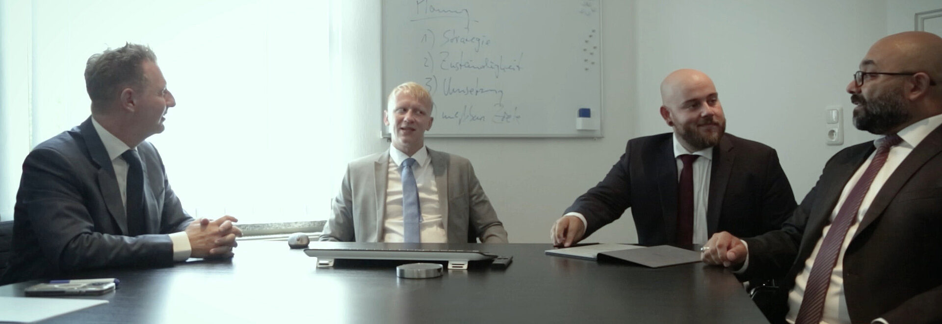 Gespräch am Tisch bei Franke & Partner