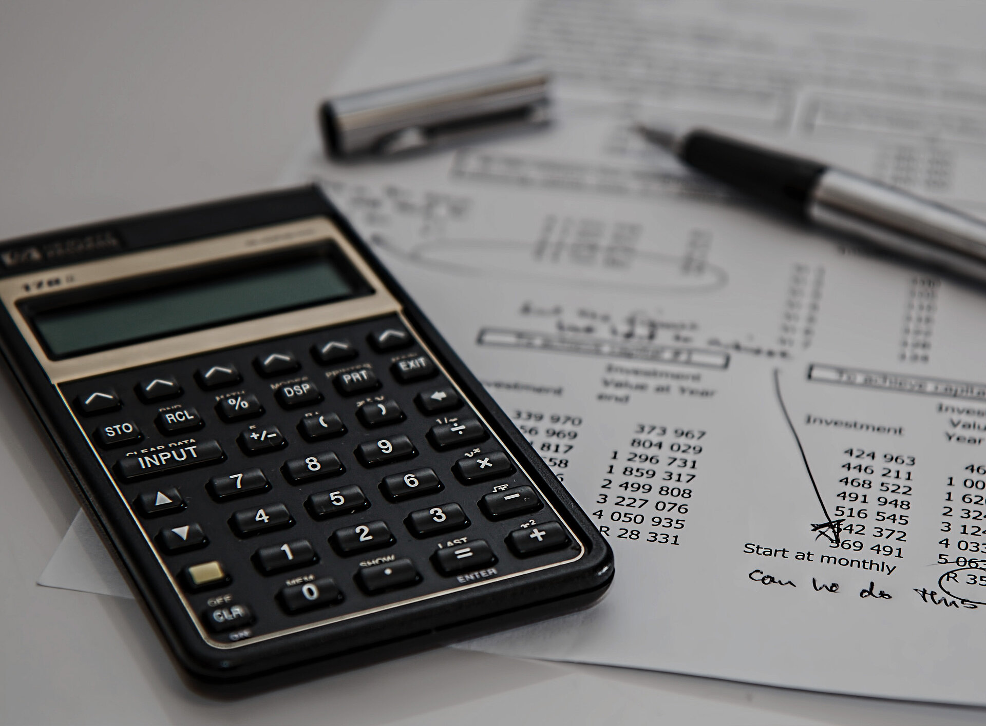 Ein Taschenrechner und Notizen