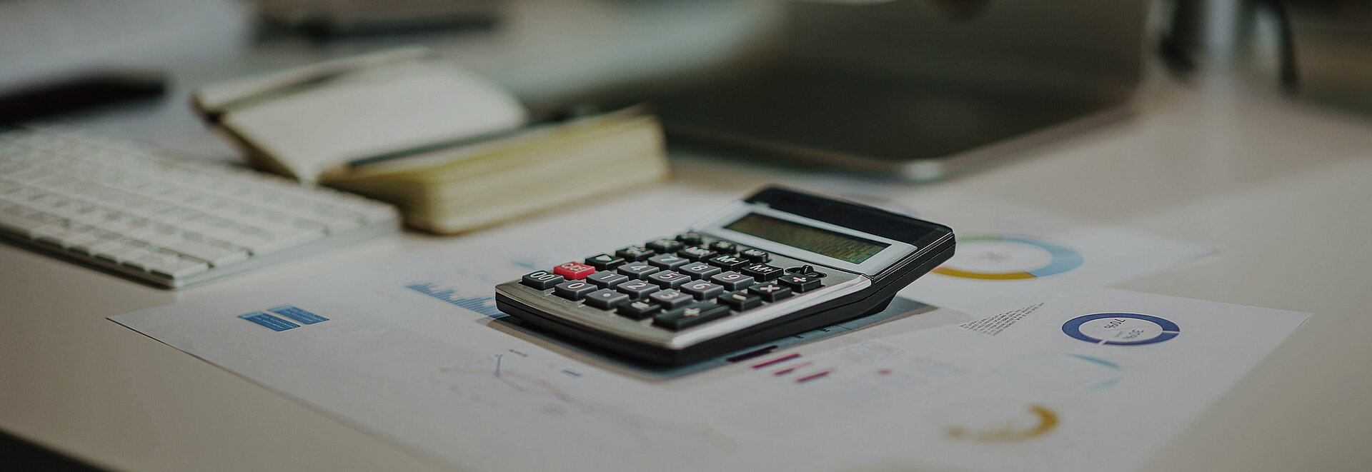 Arbeitsplatz mit Taschenrechner