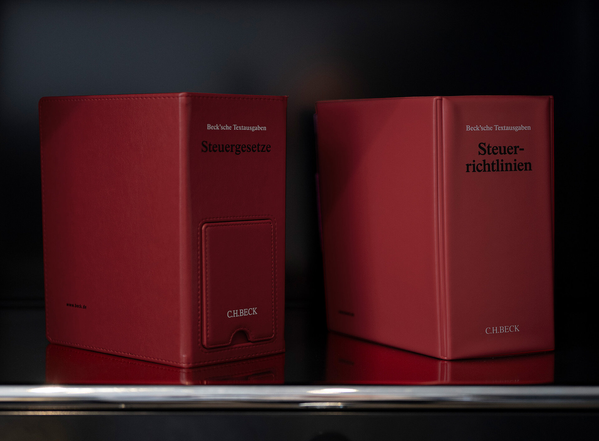 Ein Bücherregal mit Büchern zu verschiedenen Rechtsgebieten